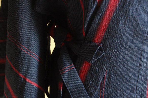 かんたん着物◇ワンマイル着◇ さっと羽織れる麻混ウール　濃紺に赤ラインが大人かっこいい　裄66.5ｃｍ　 2枚目の画像