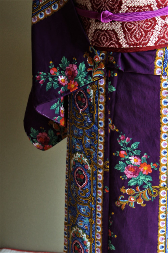 エキゾチックな浴衣　中華系の豪華な額縁柄付け　大人かっこいい　紫系　袖長め　裄68ｃｍ　トールサイズ　木綿 4枚目の画像