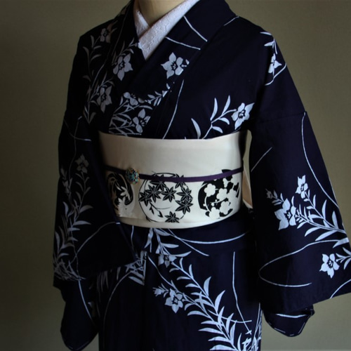 本藍染浴衣 舞妓さんのような浴衣 風に揺れる儚げな撫子柄が古典的で