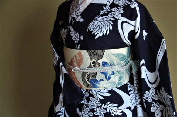 本藍染浴衣　舞妓さんのような浴衣　水に流れる八重菊柄が古典的で美しい　袖長め　裄67.5ｃｍ　トールサイズ 1枚目の画像