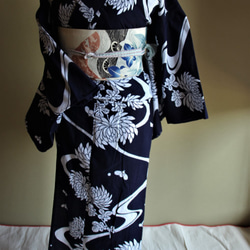 本藍染浴衣　舞妓さんのような浴衣　水に流れる八重菊柄が古典的で美しい　袖長め　裄67.5ｃｍ　トールサイズ 2枚目の画像