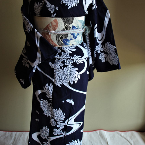 本藍染浴衣 舞妓さんのような浴衣 水に流れる八重菊柄が古典的で