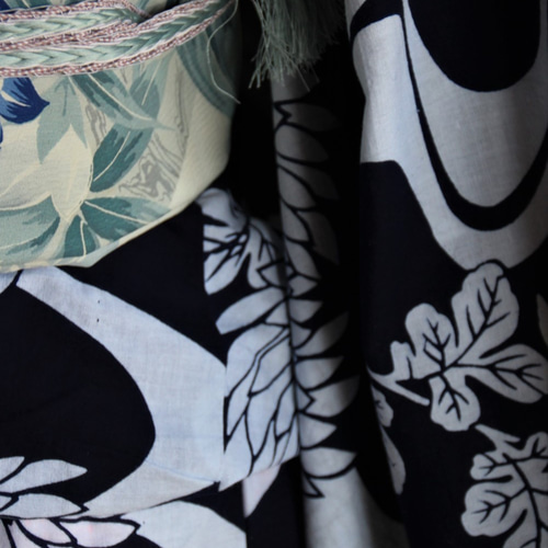 本藍染浴衣 舞妓さんのような浴衣 水に流れる八重菊柄が古典的で