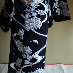 本藍染浴衣　舞妓さんのような浴衣　水に流れる八重菊柄が古典的で美しい　袖長め　裄67.5ｃｍ　トールサイズ 5枚目の画像