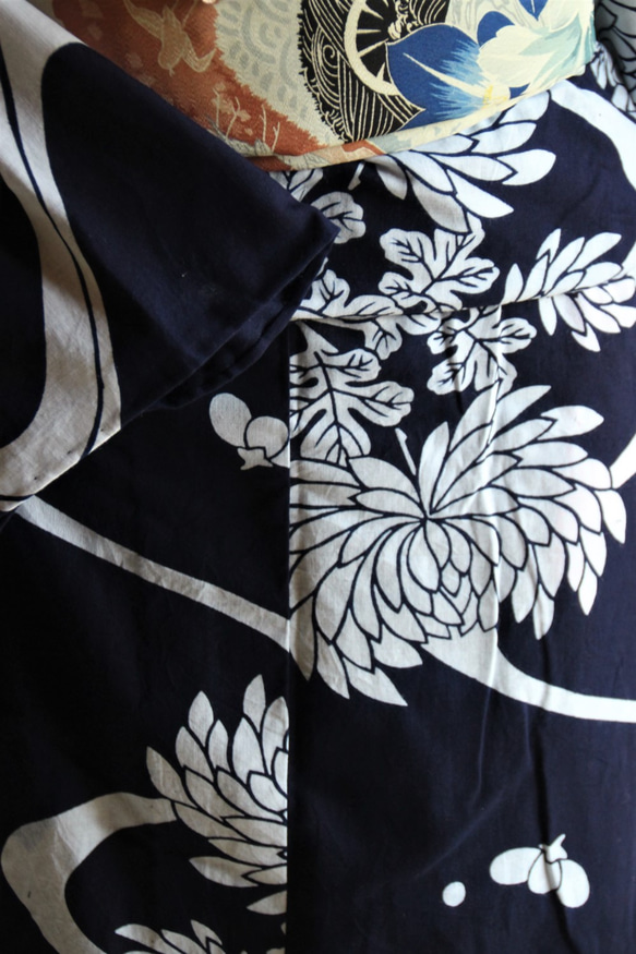 本藍染浴衣　舞妓さんのような浴衣　水に流れる八重菊柄が古典的で美しい　袖長め　裄67.5ｃｍ　トールサイズ 6枚目の画像