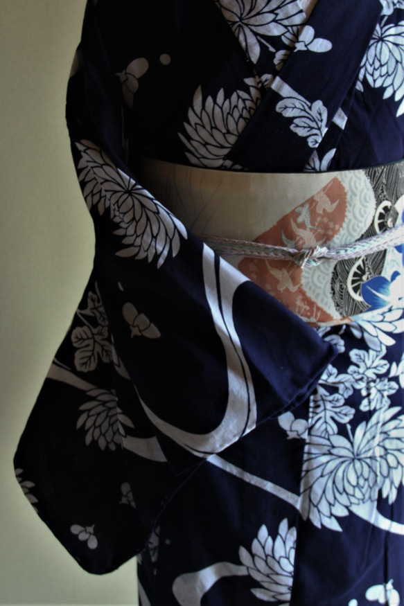 本藍染浴衣　舞妓さんのような浴衣　水に流れる八重菊柄が古典的で美しい　袖長め　裄67.5ｃｍ　トールサイズ 8枚目の画像