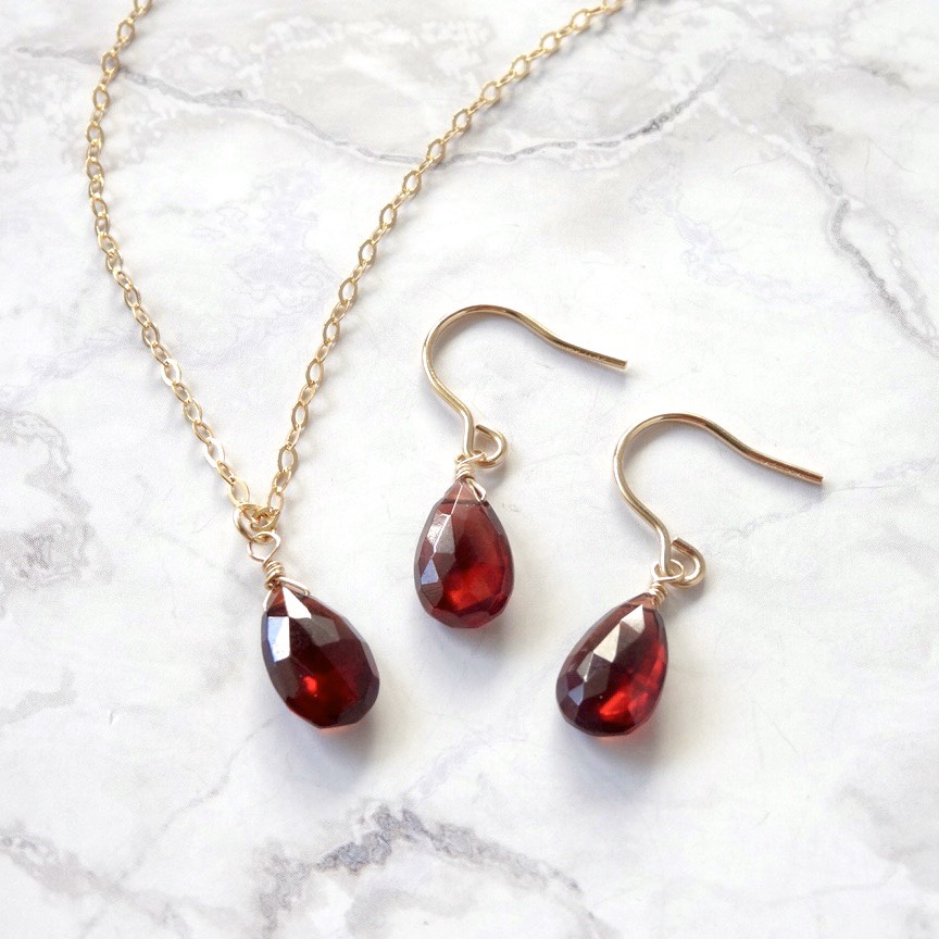 Creema限定！しずく型ガーネットの14kgfピアスとネックレスのセット　ゴールド　秋冬　サージカルステンレス