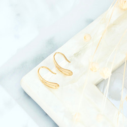 オフィスでも使える定番ピアス！小さなしずく型のピアス（ゴールド/シルバー ）秋　プチギフト　メンズ　華奢　クリスマス 9枚目の画像