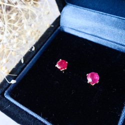 小さなルビーの14kgfスタッドピアス　ゴールド　天然石　プチギフト　赤　金属アレルギー対応　冬　クリスマス 8枚目の画像