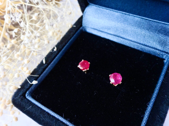 小さなルビーの14kgfスタッドピアス　ゴールド　天然石　プチギフト　赤　金属アレルギー対応　冬　クリスマス 8枚目の画像