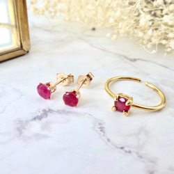 小さなルビーの14kgfスタッドピアス　ゴールド　天然石　プチギフト　赤　金属アレルギー対応　冬　クリスマス 10枚目の画像