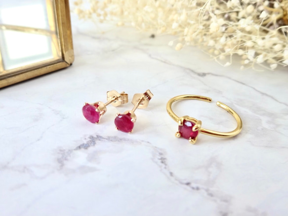 小さなルビーの14kgfスタッドピアス　ゴールド　天然石　プチギフト　赤　金属アレルギー対応　冬　クリスマス 10枚目の画像