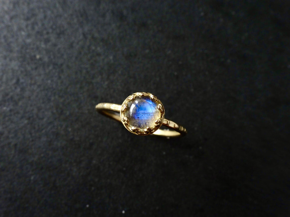 神秘的な輝き！ラブラドライトのゴールド　リング（フリーサイズ）　重ね付け　指輪　青　真鍮　天然石　シルバー　グレー 8枚目の画像