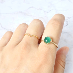 グリーンオニキスのリング（フリーサイズ）指輪　ゴールド　天然石　緑　 2枚目の画像