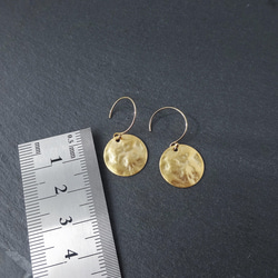 満月のようなコインの14kgfピアス コインピアス　金属アレルギー対応　メンズ　ゴールド　サージカルステンレス　冬 17枚目の画像