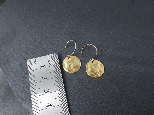 満月のようなコインの14kgfピアス コインピアス　金属アレルギー対応　メンズ　ゴールド　サージカルステンレス　冬 17枚目の画像