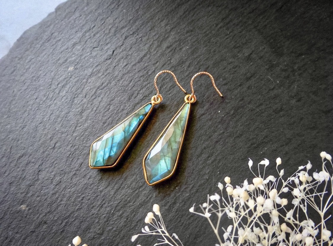 神秘的なブルーの天然石！マーキス型フレーム ラブラドライトの14kgfピアス　金属アレルギー対応　ゴールド　メンズ