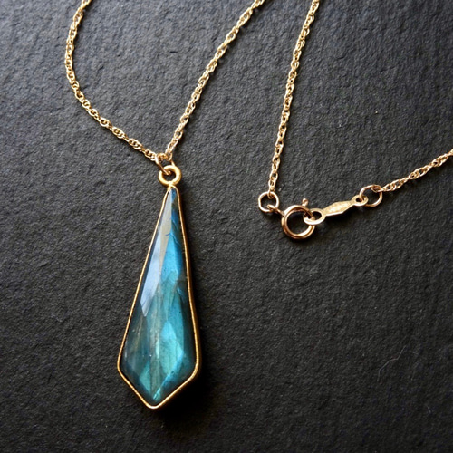 神秘的な輝き マーキス型フレーム ラブラドライトの14kgfロング