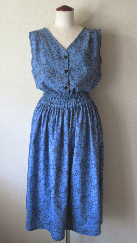 『再販・受注製作』アンティークデザインドレス＊ノースリーブタックワンピース　ゴムウェスト　植物柄　ブルー 2枚目の画像