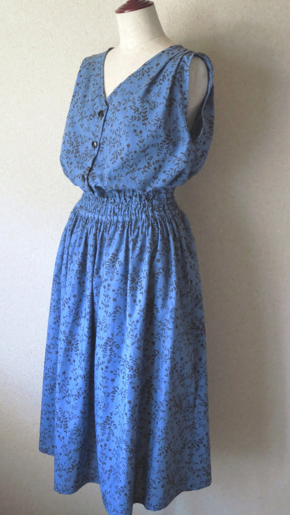 『再販・受注製作』アンティークデザインドレス＊ノースリーブタックワンピース　ゴムウェスト　植物柄　ブルー 3枚目の画像