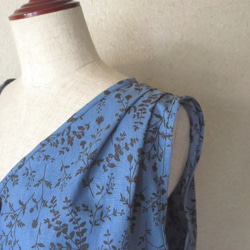 『再販・受注製作』アンティークデザインドレス＊ノースリーブタックワンピース　ゴムウェスト　植物柄　ブルー 6枚目の画像