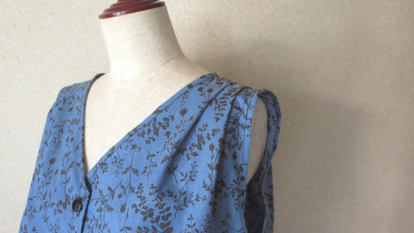 『再販・受注製作』アンティークデザインドレス＊ノースリーブタックワンピース　ゴムウェスト　植物柄　ブルー 6枚目の画像