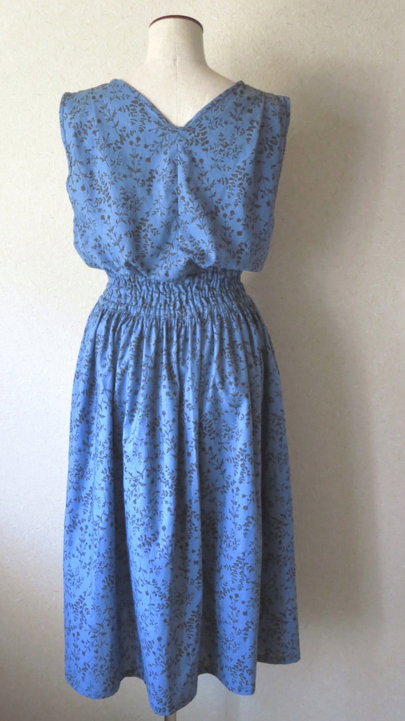『再販・受注製作』アンティークデザインドレス＊ノースリーブタックワンピース　ゴムウェスト　植物柄　ブルー 8枚目の画像