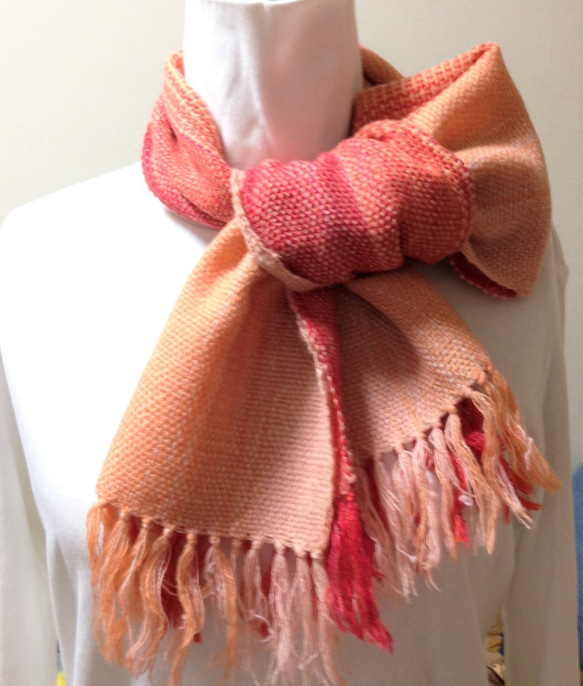 手織りウールのマフラーオレンジ色 2枚目の画像