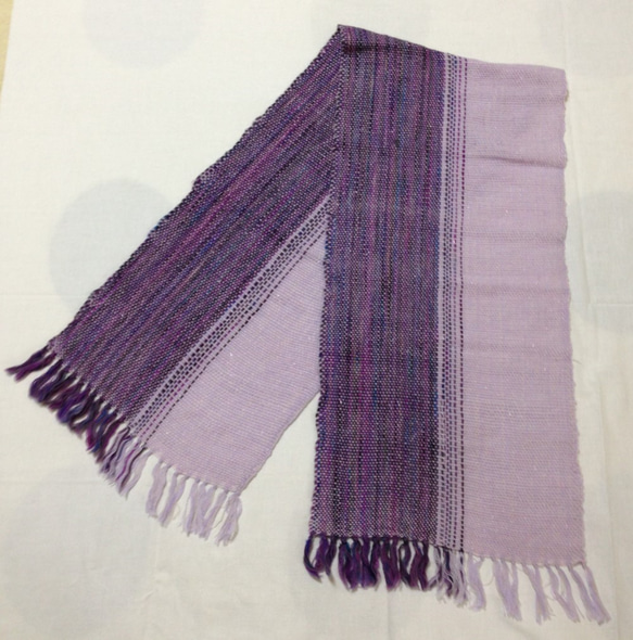 手織りウールのマフラー  紫色 2枚目の画像