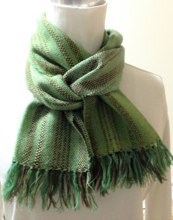 手織りウールのマフラー  緑色 1枚目の画像