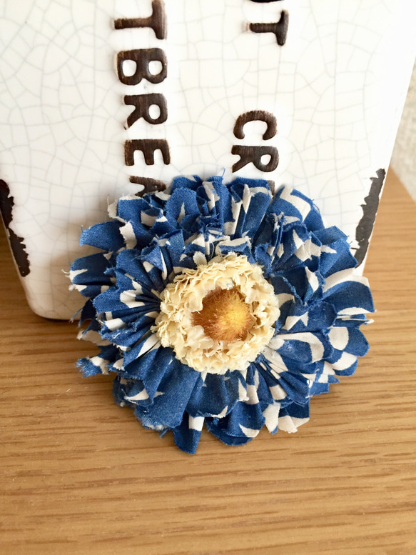 リバティプリント(パフ) 生地使用お花柄コサージュ  ブルー 1枚目の画像