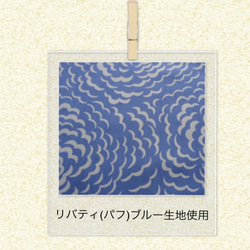 リバティプリント(パフ) 生地使用お花柄コサージュ  ブルー 6枚目の画像