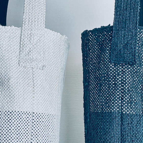 【受注制作】シルクの着物を裂いて織る　裂織　A4サイズがスッポリ収納。バッグ黒、白　一点もの　送料、ラッピング無料 4枚目の画像