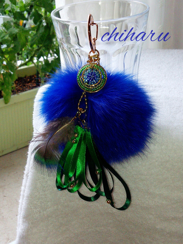 【再販×4★】まるで孔雀のようなファーバックチャーム 1枚目の画像