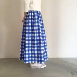 ブルーの手書き風ギンガムチェック柄　ロングタックギャザースカート 3枚目の画像