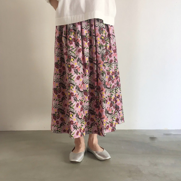 大人可愛いスモーキーピンク色♬ゼブラ＆花柄のロングタックギャザースカート 2枚目の画像