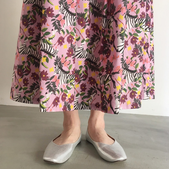 大人可愛いスモーキーピンク色♬ゼブラ＆花柄のロングタックギャザースカート 3枚目の画像