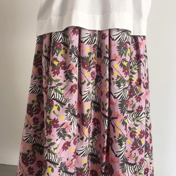 大人可愛いスモーキーピンク色♬ゼブラ＆花柄のロングタックギャザースカート 6枚目の画像