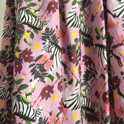 大人可愛いスモーキーピンク色♬ゼブラ＆花柄のロングタックギャザースカート 7枚目の画像