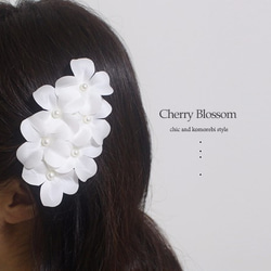 6つのホワイトフラワー装飾に華やかさが目立つヘアピン、white、花のヘアアクセサリー,桜,薄いピンク 4枚目の画像