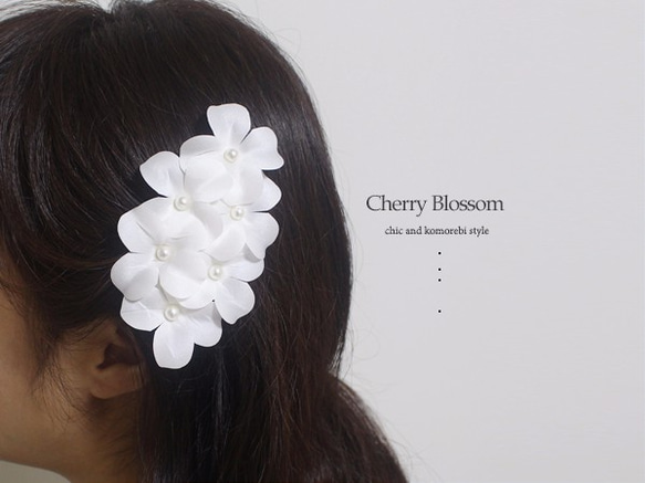 6つのホワイトフラワー装飾に華やかさが目立つヘアピン、white、花のヘアアクセサリー,桜,薄いピンク 4枚目の画像