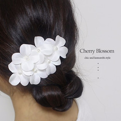 髮夾有 6 個白色花朵裝飾，引人注目，白色，花朵髮飾，櫻花，淺粉紅色 第2張的照片