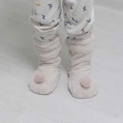 赤ちゃんの靴下/ 赤ちゃんの冬用の靴下/冬用の靴下/baby pink pompom socks 1枚目の画像