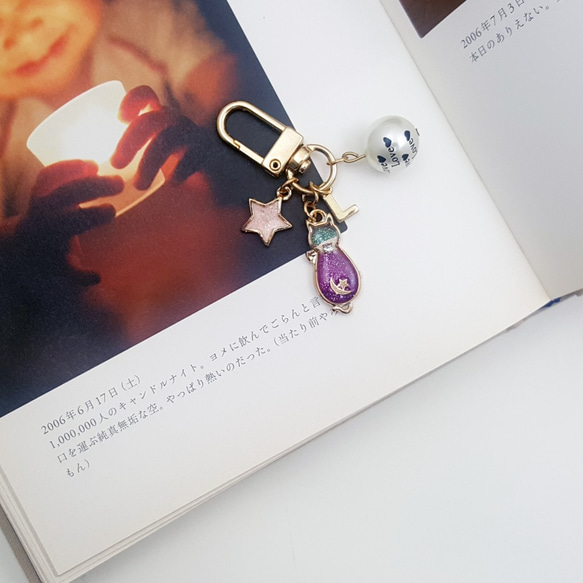 閃閃發光的星星和紫色貓首字母鑰匙圈 第1張的照片