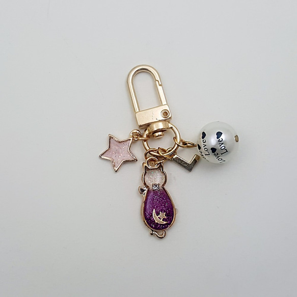 閃閃發光的星星和紫色貓首字母鑰匙圈 第2張的照片