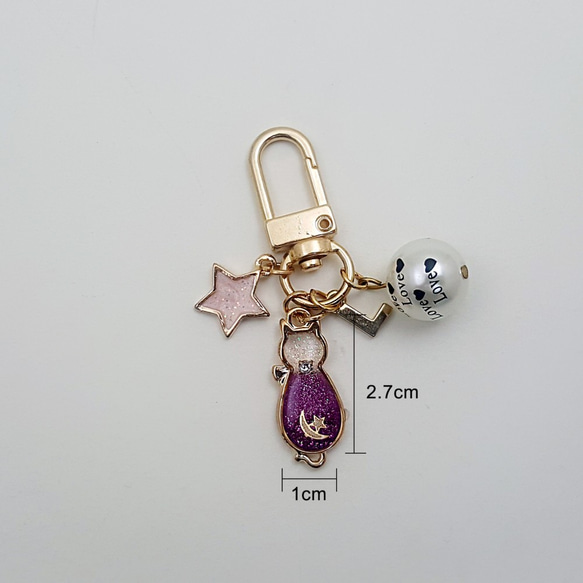 閃閃發光的星星和紫色貓首字母鑰匙圈 第4張的照片