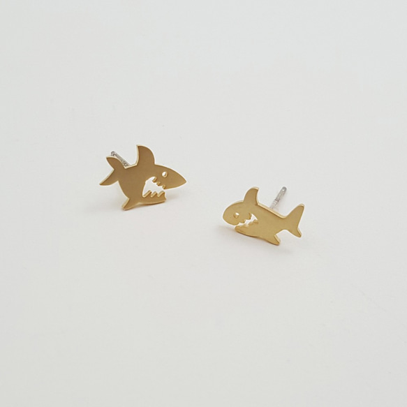 可愛的鯊魚耳釘，鯊魚，金色 第1張的照片