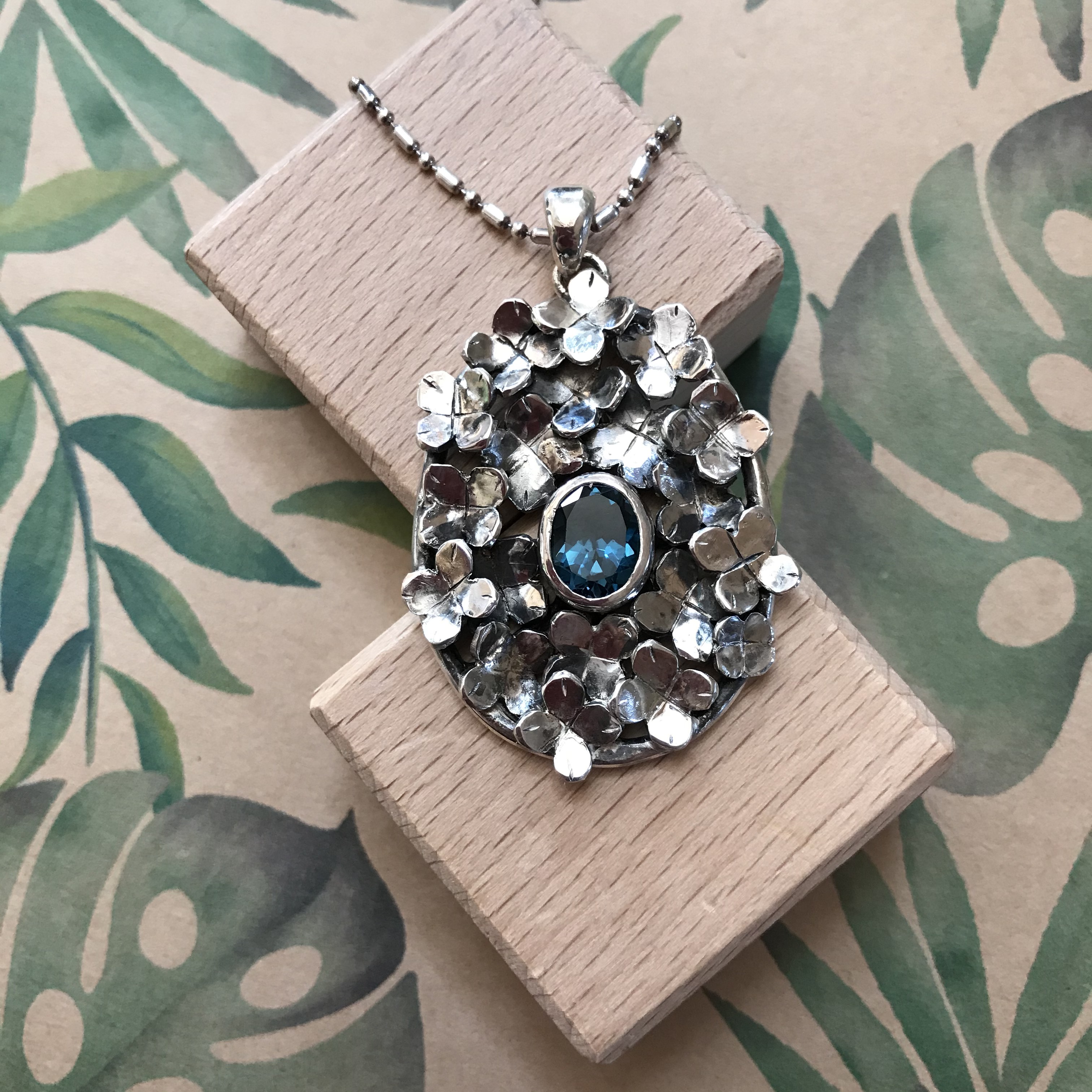 紫陽花〜ブルートパーズ（ロンドンブルー） ネックレス／ペンダント