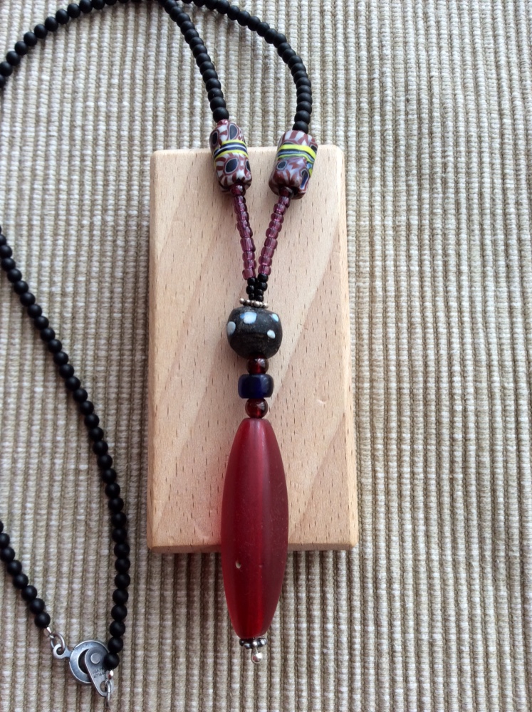 ボヘミアンビーズredのネックレス 《アンティーク》