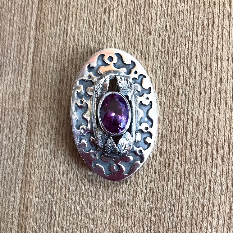 *カラーチェンジサファイア*のブローチ(ペンダントにも)【男女兼用】